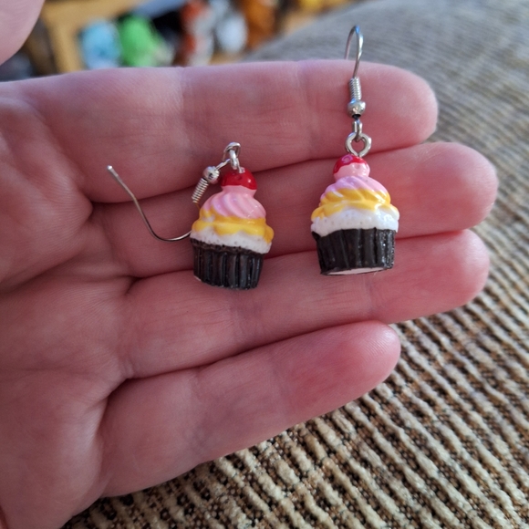 Cupcakes 🧁 earrings - Picture 1 of 3